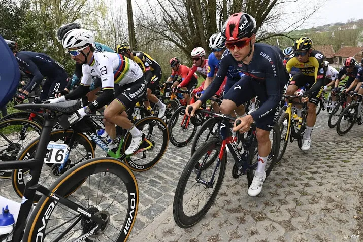 wielrenner pidcock wint brabantse pijl