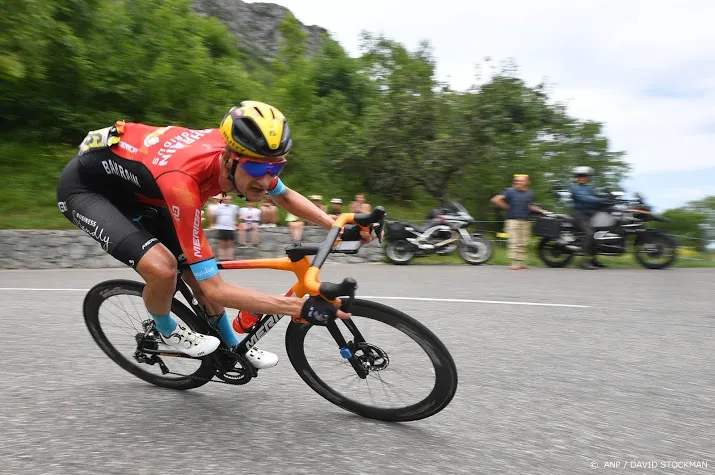 wielrenner poels moet na felle strijd bollentrui aan woods laten
