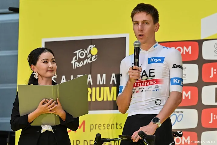 wielrenner pogacar klopt vueltawinnaar kuss in saitama criterium