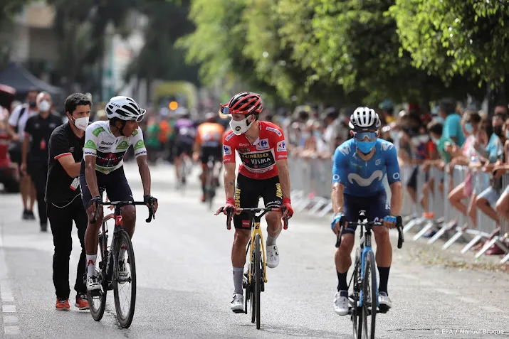 wielrenner roglic ziet aanval in vuelta stranden door val