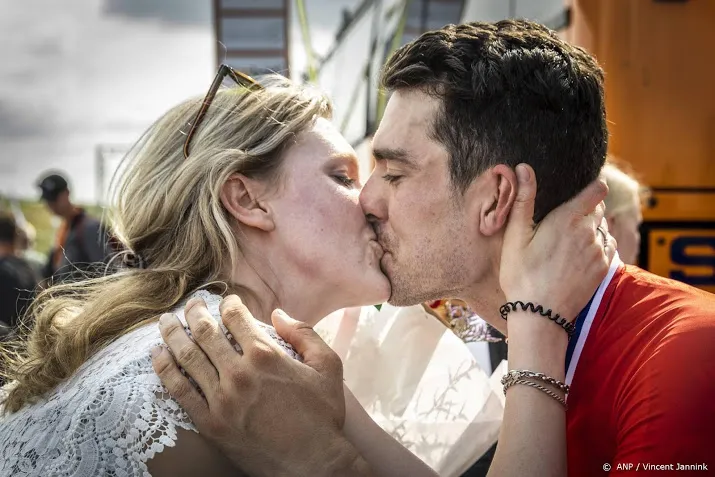 wielrenner roosen denkt met kampioenstrui wat meer op te vallen