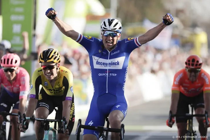 wielrenner stybar breekt vinger bij val dwars door het hageland