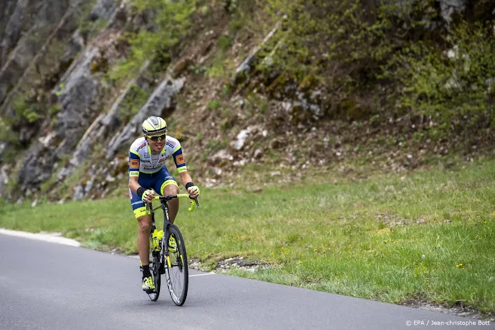 wielrenner taaramae wint derde rit en pakt leiderstrui vuelta