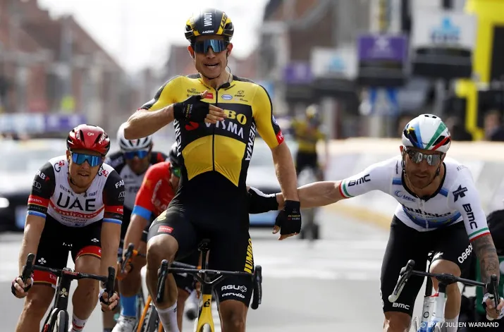 wielrenner van aert bezorgt jumbo visma zege in gent wevelgem