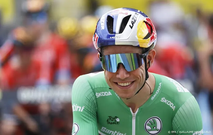 wielrenner van aert keert in hamburg terug in het peloton