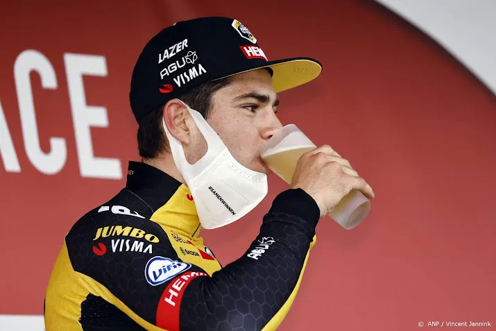 wielrenner van aert keert terug in amstel gold race