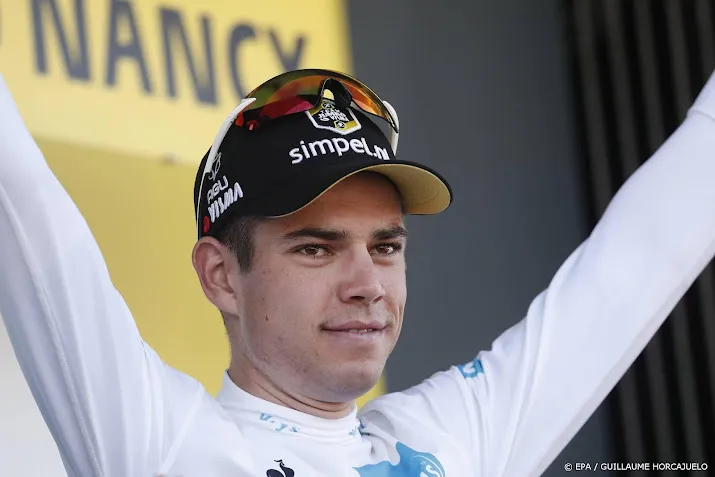 wielrenner van aert meteen oppermachtig bij rentree in de modder