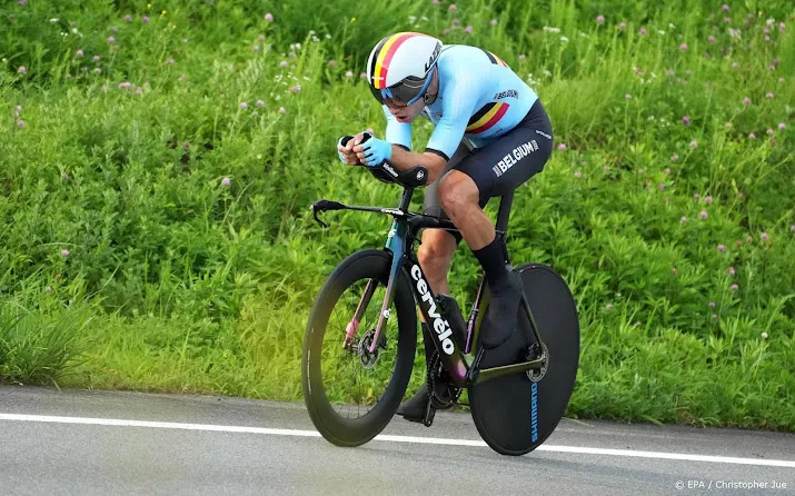 wielrenner van aert voor tweede keer op rij sportman van belgie
