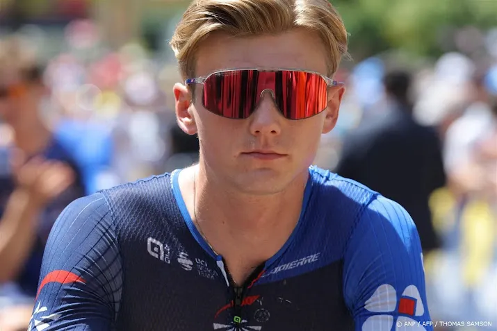 wielrenner van den berg moet rust nemen na flauwvallen op fiets