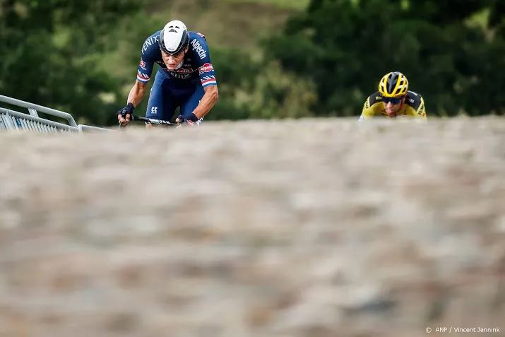 wielrenner van der poel derde in druivenkoers senechal wint