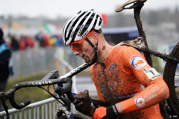 wielrenner van der poel fietst ronde van zwift