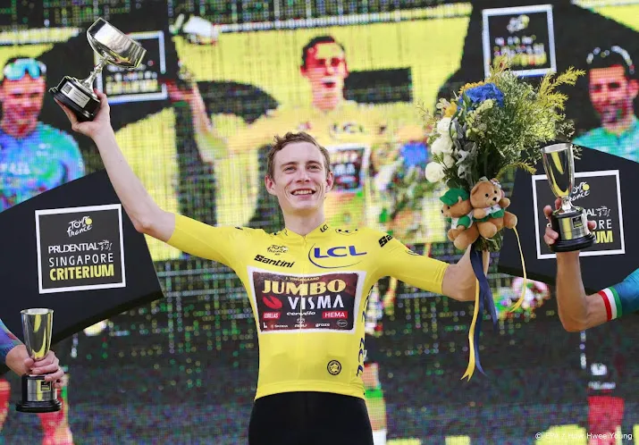 wielrenner vingegaard wint criterium in singapore