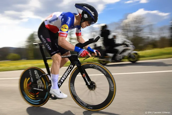 wielrenners cavagna en vansevenant aangereden op trainingskamp