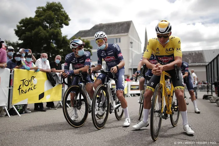 wielrenners in tour de france zien af van protest
