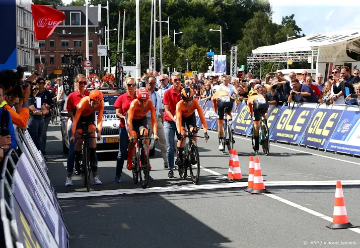 wielrenners pakken goud op mixed team relay