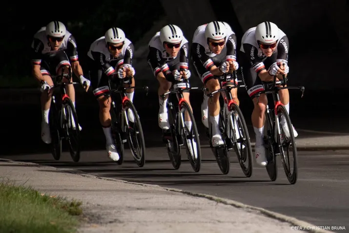 wielrenners sunweb in het rood
