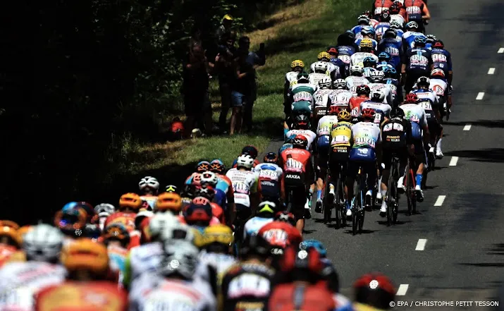 wielrenners wacht zware bergetappe naar morzine met vijf cols