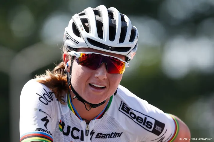 wielrenster blaak soleert naar derde zege gp le samyn
