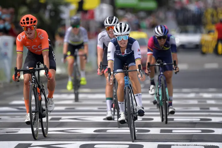 wielrenster deignan houdt vos van derde zege af in la course