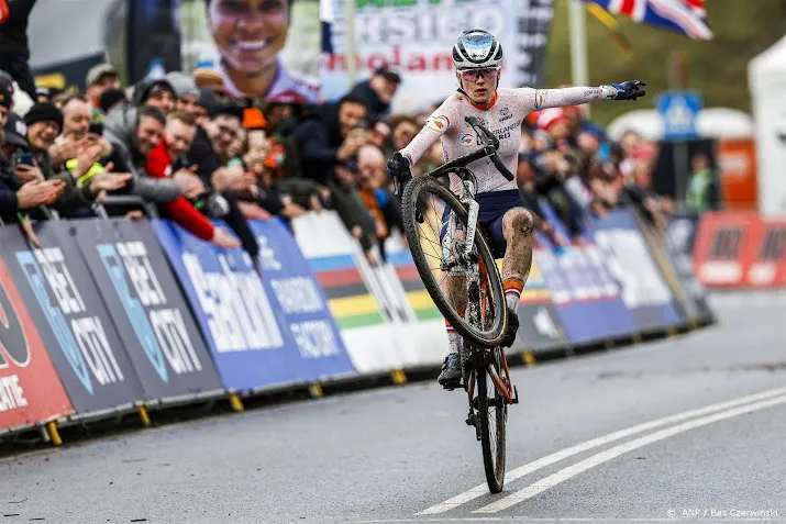 wielrenster pieterse bij fenix deceuninck richting spelen parijs