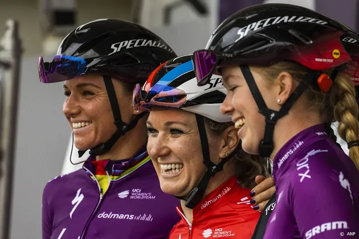 wielrenster uneken wint massasprint tweede rit fryslan tour