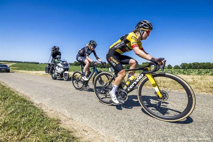 wielrenster van agt na harde val voor onderzoek naar ziekenhuis