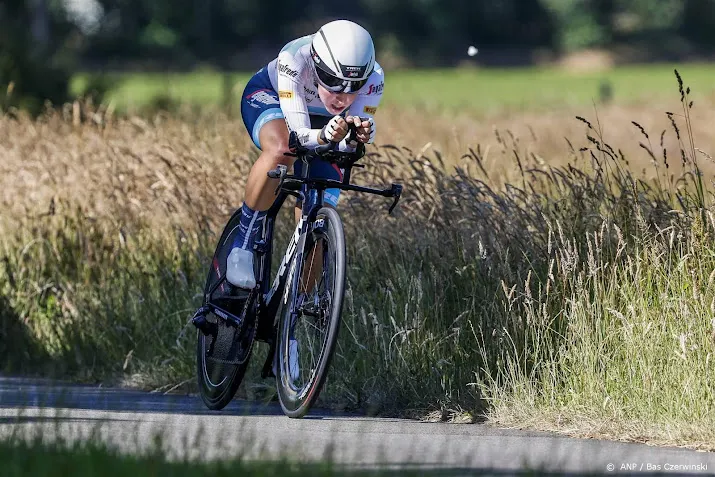 wielrenster van anrooij verrast met winst in trofeo alfredo binda