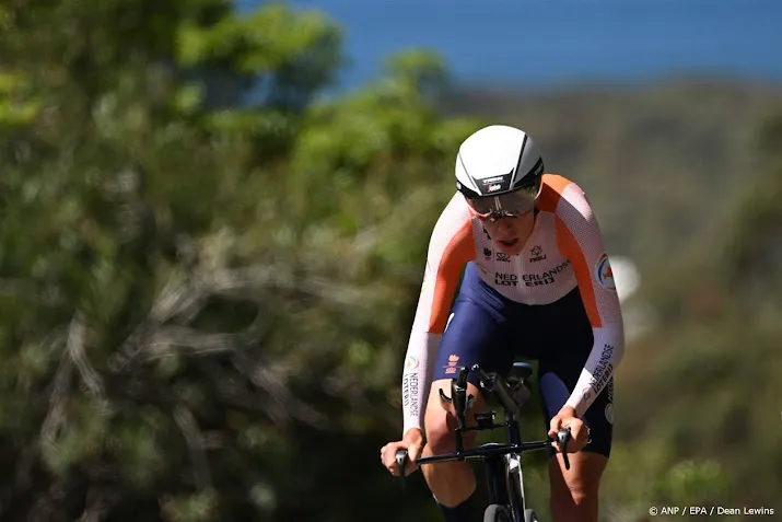 wielrenster van dijk blijft aan leiding in ronde in normandie