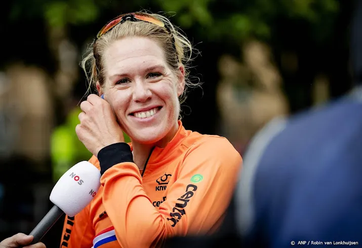 wielrenster van dijk kan nu wel lachen na parijs roubaix