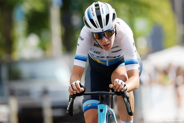wielrenster van dijk naar ziekenhuis na val in vuelta