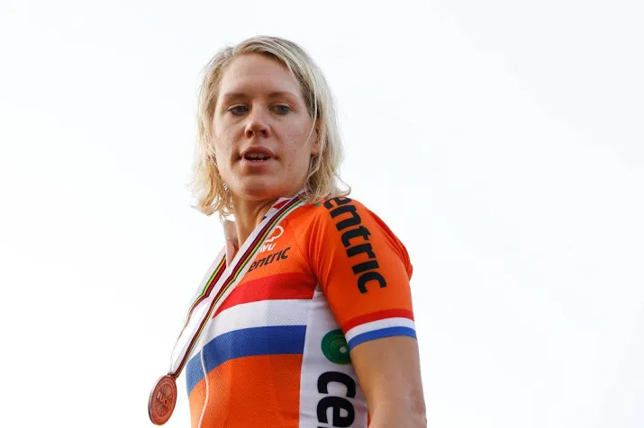 wielrenster van dijk soleert naar winst