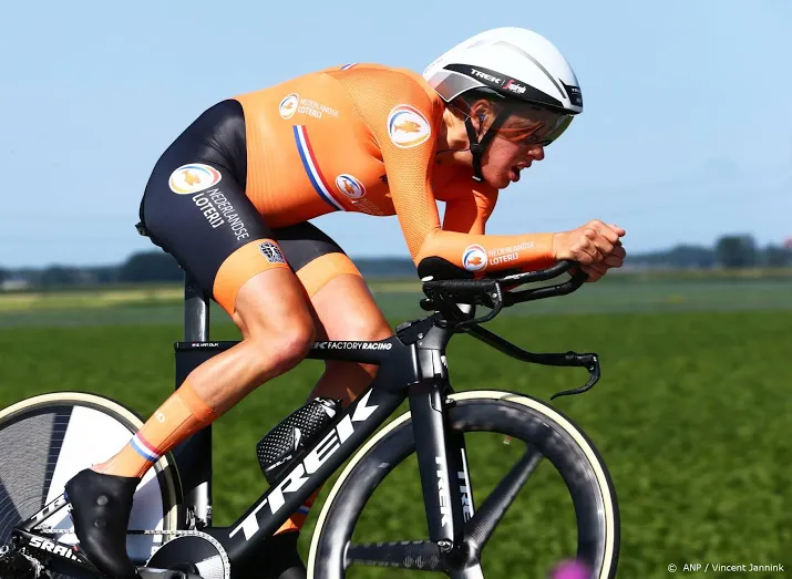 wielrenster van dijk wint met trek segafredo tijdrit in giro rosa