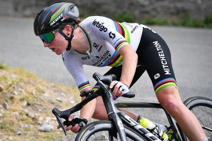 wielrenster van vleuten en vos betrokken bij val in giro rosa