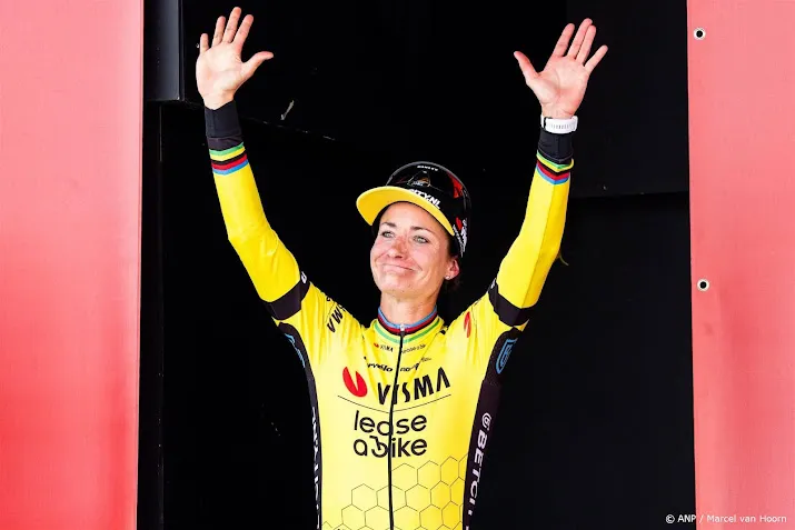 wielrenster vos oppermachtig in massasprint vuelta