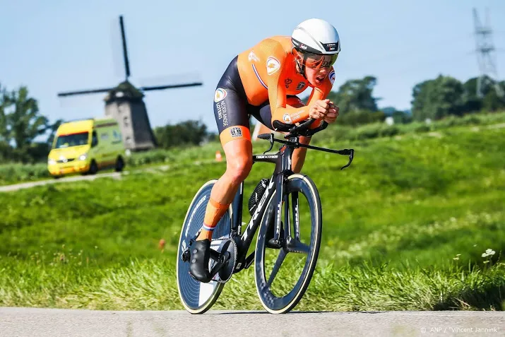 wielrensters blij verrast met primeur parijs roubaix