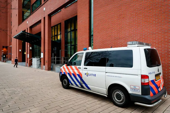 wij horen niet in dit corruptieproces