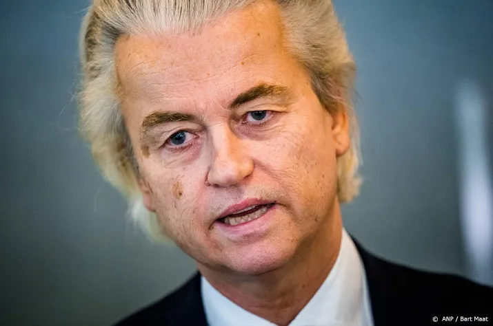 wilders vlak bij zijn bedreiger in de rechtszaal