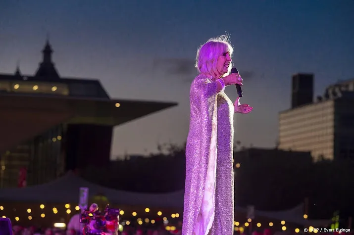 willeke alberti zwaait af bij opening uitmarkt