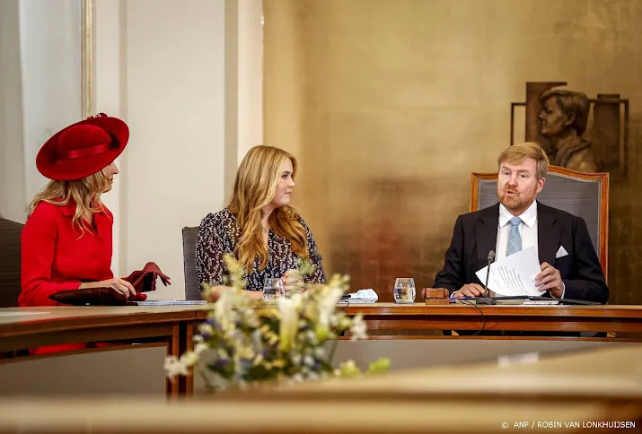 willem alexander dankbaar en trots bij binnengeleiding amalia