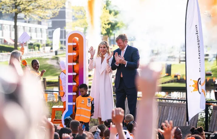 willem alexander en maxima in delft voor koningsspelen
