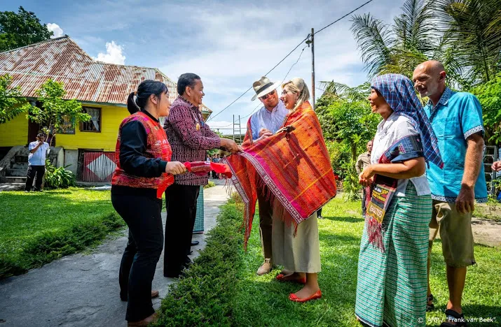 willem alexander en maxima ontmoetten indonesische ministers die getest worden