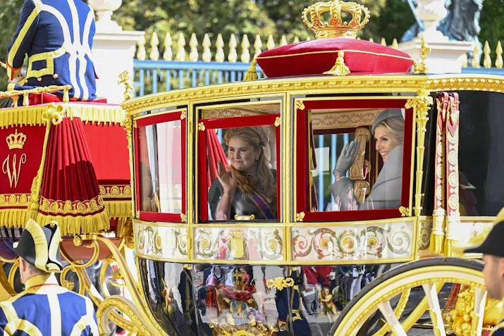 willem alexander maxima en amalia aangekomen bij schouwburg