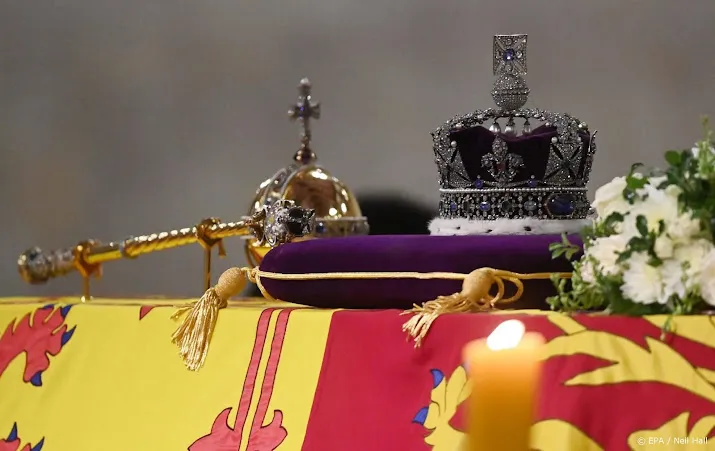 willem alexander maxima en beatrix op eerste rij voor kist