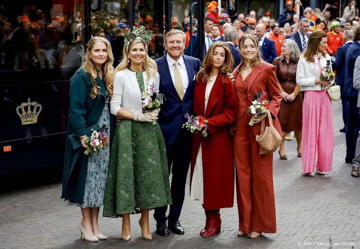 willem alexander maxima en prinsessen aangekomen in emmen