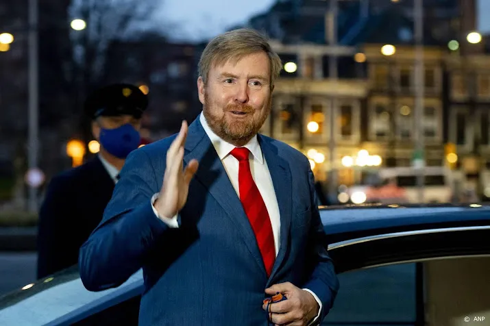 willem alexander reikt appeltjes van oranje uit in jubileumjaar
