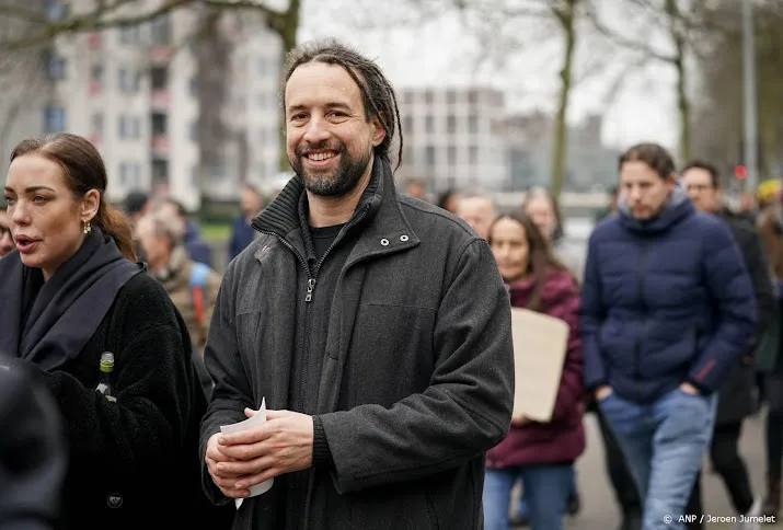 willem engel hoort of hij langer vast blijft zitten