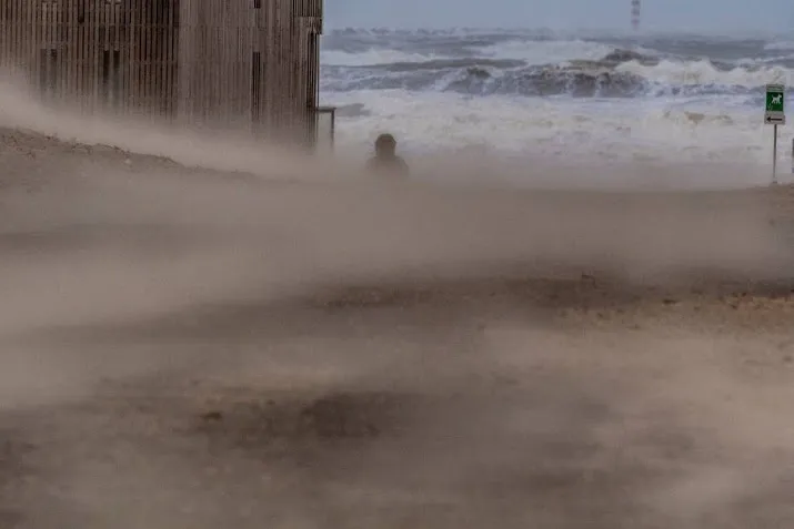 wind boven zee afgenomen storm op het land