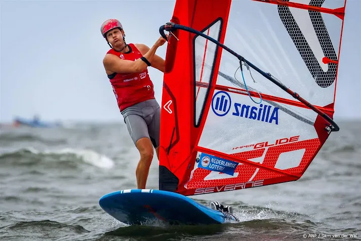 windfoiler van opzeeland blijft aan de leiding op wk badloe klimt