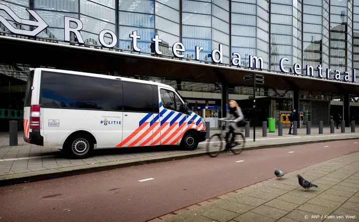 winkeldief duwt man van stationstrap utrecht