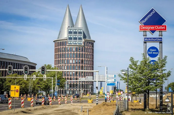 winkelende duitsers weggestuurd bij outletcentrum roermond